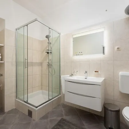 Beachfront Karla Мощеничка-Драга